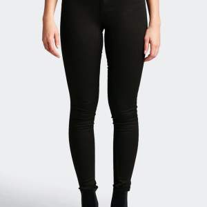 Svarta jeans från Cubus, modellen ”high waist Hannah skinny jeans”. Lite sliten färg på knappen (3:e bilden), annars mycket fint skick. Passar M/L. Nypris 599 kr. Pris kan diskuteras🦋