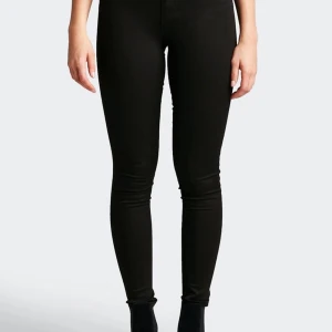 Svarta jeans - Svarta jeans från Cubus, modellen ”high waist Hannah skinny jeans”. Lite sliten färg på knappen (3:e bilden), annars mycket fint skick. Passar M/L. Nypris 599 kr. Pris kan diskuteras🦋