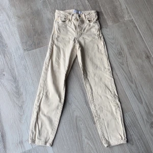 Beige jeans - Jätte finna beiga jeans men säljer dom för de är för korta. Jag är en och 170 och de passar perfekt i midjan men skulle passa lite bättre på någon som är lite kortare än mig.💕sparsamt använda.💕🤍Betalas med Swish 