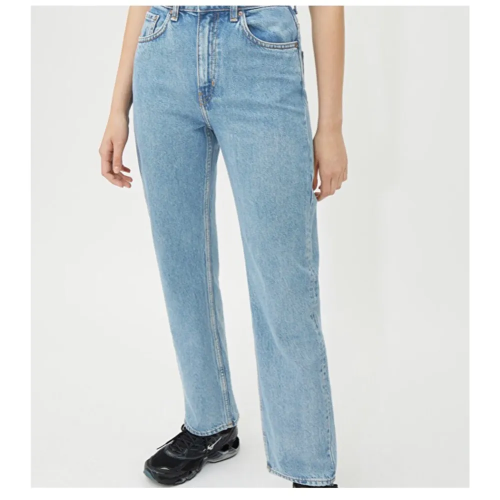 Skitsnygg jeans från weekday som tyvärr blivit för små för mig. Modellen heter Voyage. Väldigt sköna byxor som är raka i modellen, första bilden är från weekdays hemsida! Är i storlek W25, L 28, skulle säga att de passar en small. Köpt för 500kr, säljer för 225kr plus frakt💜. Jeans & Byxor.