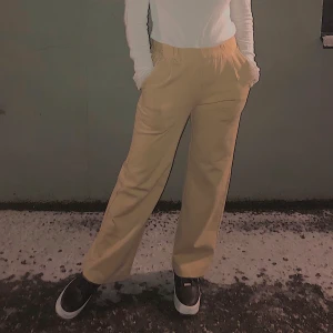 Beigea kostymbyxor  - Dom är inte tighta och väldigt bekväma. Hyfsat bra längd och snygg färg!