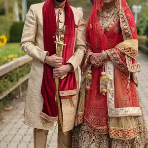 Indiska bröllops kläder för brud och brudgum, från Indien. Endast använda en gång. Paket pris: 7000. Klänning: 3500. Sherwani: 4000