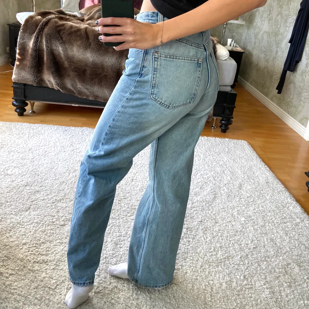 Säljer dessa skit snygga monki jeans. Använda sparsamt! Jag är 171cm och de går ner till fötterna/marken. Kostar 400kr nypris💕. Jeans & Byxor.