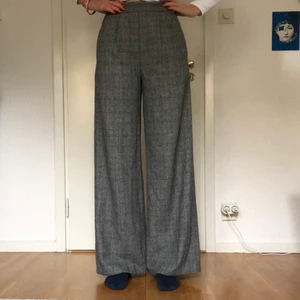 Kostymbyxor  - Fina kostymbyxor i storlek 38 från märket see you soon. De är vida och långa! (jag är 178 cm) Dragkedjan vid sidan kan trassla lite. De är i fint skick! Spårbar frakt 63 kr!