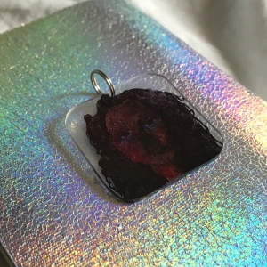 rue bennet berlock - en euphoria inspirerad berlock som går att sätta på din nyckelring*                                                             egengjord av krympplast och finns bara en.                frakten är inkluderad i priset x