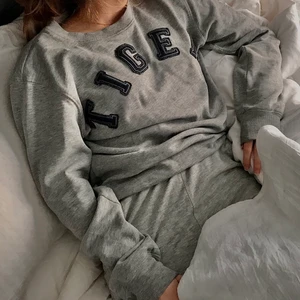 Tiger of Sweden - Tiger of Sweden sweatshirt i grått. En perfekt hösttröja att ha någonting under eller bara ligga hemma & mysa i<33 Storleken är i M men passar en S jättebra ifall man vill ha lite oversize;)) Vi bjuder på frakten!!!!!