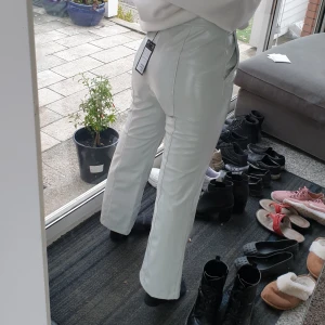 Vita läder byxor  - Helt nya vita faux läder byxor med fickor. Skit snygga och kommer med original förpackning. Bara använt en gång för att pröva. Kostar originellt 500 kr. Är vanligtvist 38, men WEEKDAY byxor har liten storlket så den är stlk 40. Om fler är intresserade blir det budgivning i kommentarerna. Skriv om ni har några frågor ❣💞. 