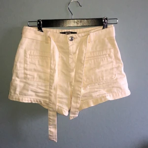 Ljusa shorts - Ljusa manchestershorts med bälte i 100% bomull. De är väldigt fina och sitter riktigt bra, men är lite för små för mig. Ställ gärna frågor! Pris kan diskuteras, köpare står för fraktkostnad.