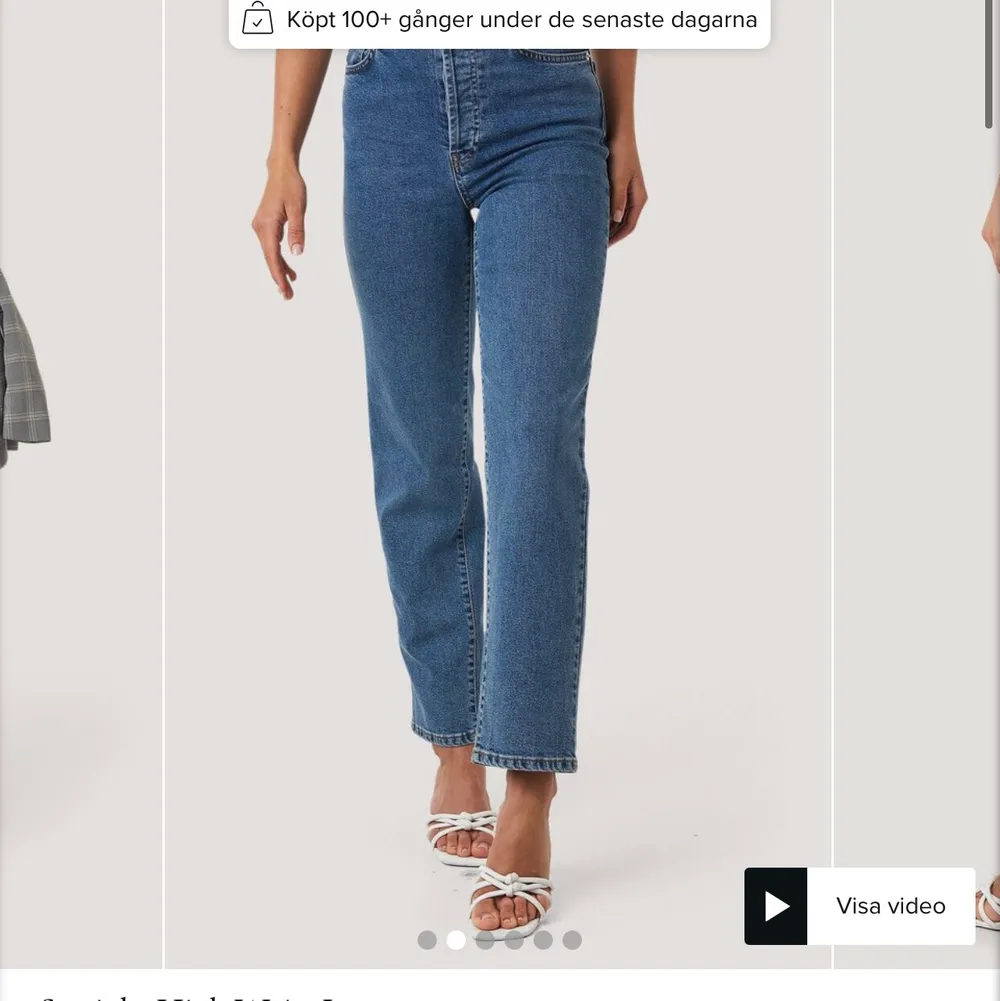Ett par supersnygga blåa jeans från Nakd. Köpte förra vinter och använt ganska mycket men fortfarande i väldigt bra skick!! Dom är i strl 36 och säljer pga för korta för mig som är 174cm. (Bilder från hemsidan)❤️ köptes för 500kr och säljer för 150 + frakt . Jeans & Byxor.
