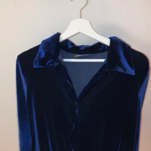 Sammetsskjorta  - Säljer denna sammetsskjorta från humana! Den är mörkblå, bilderna är tagna med blixt! Snygga att ha öppen med ett linne under eller bara som den är!💖 hör av er för fler frågor