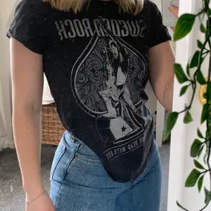 Min fina t-shirt från Sweden Rock som ja tyvär inte använt så mycket. Det står ingen storlek i tröjan men den är S-M. Och denna tröja är från en rock festival som heter Sweden  rock. Kan mötas upp eller fraktas