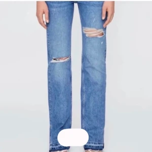 Jeans - Säljer dessa skitsnygga jeans från PULL&BEAR, använda ca 5 gånger. Säljer eftersom dom tyvärr har blivit förstora på mig. (350kr exklusive frakt)💜