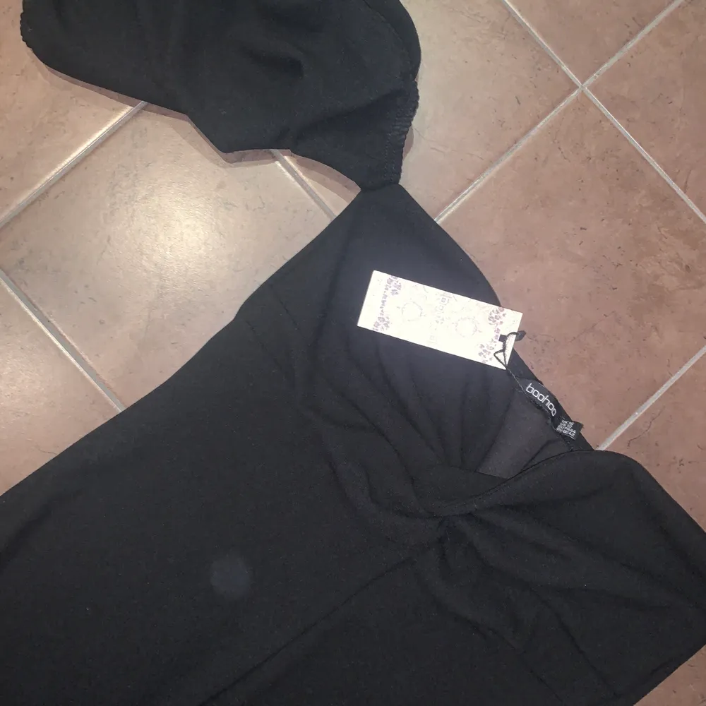 Super snygg svart bodycon klänning för kurviga tjejer 😍 Klänningen är aldrig använd och köptes på Boohoo. Säljer då den är för stor. . Klänningar.