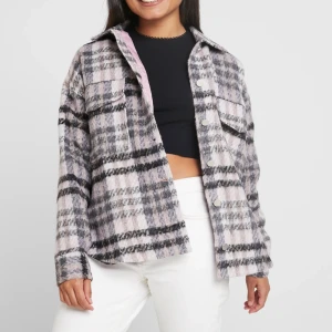 Rutig jacka - Fräsch jacka ifrån Missguided som tyvärr inte kommit till så mycket användning. Därav i väldigt bra skick.