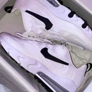 Nike React 270 - Säljer mina helt nya, oanvända Nike skor då dom aldrig kommer till användning. Storlek 39. Nypris 1.699kr