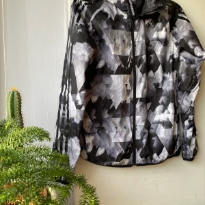 Adidas träningsjacka  - Lätt och knappt använd träningsjacka från Adidas med material som andas! Bra fickor med dragkedja där mobil, nycklar el liknande får plats. Jätteskön och passar till det mesta! 