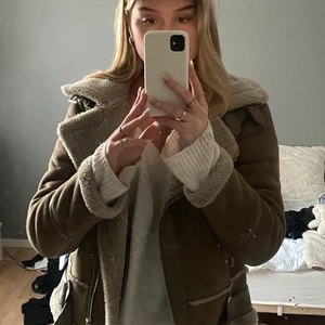 Zara mockajacka brun - En superskön brun fodrad mocka jacka från Zara och passar att ha både hoodie eller stickad tröja under. Pris kan diskuteras