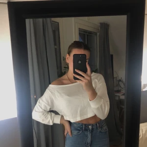 Tröja  - Säljer min vita tröja från Missguided. Kort i armarna och i midjan. Storlek 34. 100kr inklusive frakt 
