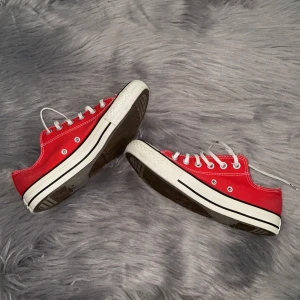 Röd Converse Low - Säljer mina röda converse eftersom att dem är lite för små för mig. Köpte dem på junkyard för några år sedan för 700kr, dem är ganska använda men har tvättat dem från smuts. Vill ha minst 300kr för den (exkl frakt) Är många intresserade så blir det budgivning.