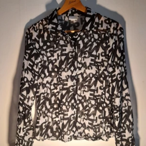 Skjorta  - Kul skjorta, perfekt på festen. Inga hål eller missfärgningar. Pris är diskuterbart. 