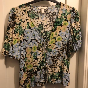 Somrig tröja  - Aldrig använt!! Passar nog stl 38 också. Kom privat för fler bilder eller frågor🥰