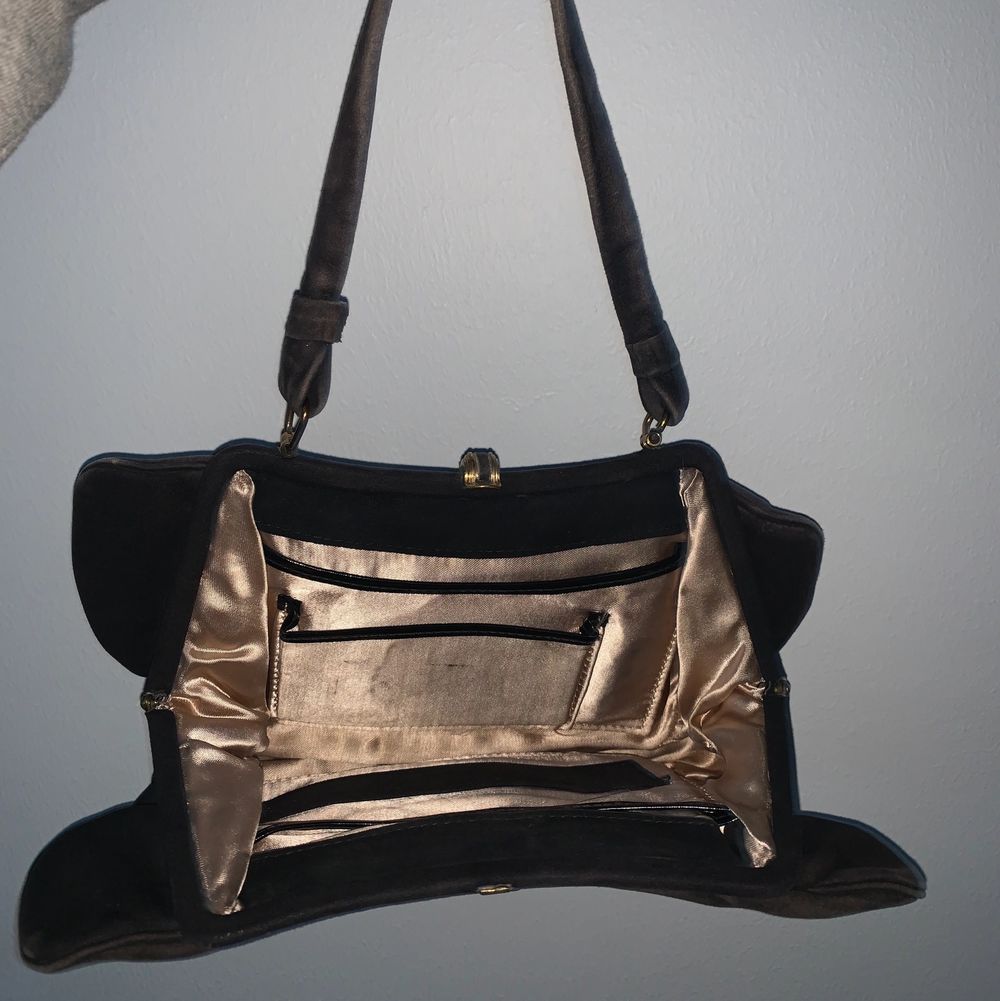 En jätte fin brun mini purse! Knappt använd och i jätte bra skick! Säljer då den inte kommer till användning!💗 Kan mötas upp och frakta!. Väskor.