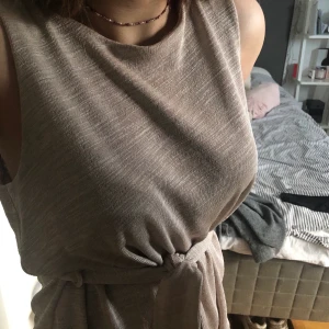 riktigt snygg topp - en beige topp från Mango som kan användas på två olika sätt, kan dessutom stylas med olika knutar! Ett ganska unikt material, väldigt tunn stickning<33 Bara använd ett fåtal gånger! Köpte för ca 2 år sedan, säljer endast pga att jag inte använder den!!