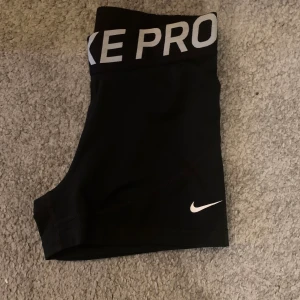 Helt nya nike träningsshorts! - Alldeles nya och aldrig använda träningsshorts, är endast provade. Säljer för 115 och sedan tillkommer frakt(tar reda på den vid intresse)! Tveka inte på att höra av dig vid intresse eller frågor!! Pris går absolut alltid att diskutera!💗
