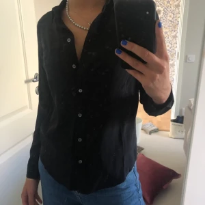 Svart Skjorta - Säljer denna supersnygga och sköna skjortan från Levis! Storlek XS och säljer på grund av att den börjar bli lite liten för mig. Väldigt sparsamt använd. Vid fler intresserade, buda i kommentarerna💕💕