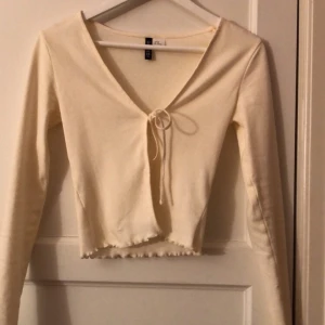 Vit kofta - Gräddvit kofta med knytning, skön och bra skick då den är sparsamt använd. 🤍