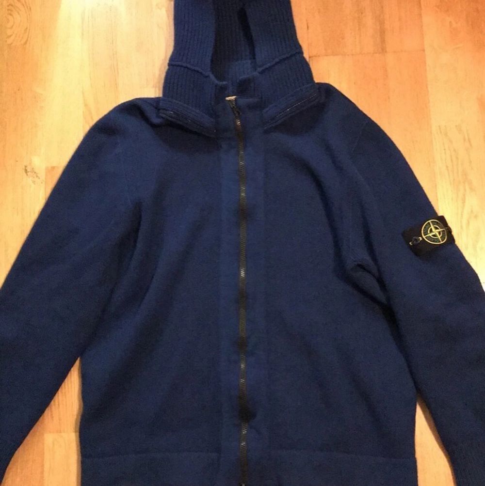 Stone Island mörkblå stickad hoodie XL | Plick Second Hand