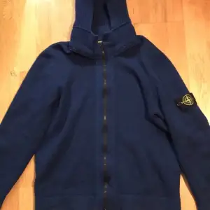 Stone Island mörkblå stickad hoodie XL. Sitter som en Large. Sjukt snygg och vintage 