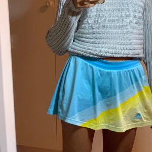Adidas kjol - En söt kjol från adidas! Säljer pga för småa för mig. Den är i storlek S. Väldigt fin skick✨