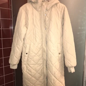 Jacka  - Beige jacka i från veromoda . Helt nya och inte använd ,bara tvättad! Storlek m/l 