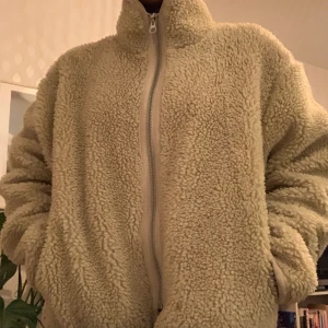 Weekday Fleece  - Supermysig vit weekdayfleece i strl XS! Dock stor i storleken så passar även S! :)