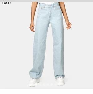 Junkyard jeans wide leg - Knappt använda jeans då jag köpte för liten storlek. Jättefina ljusblå jeans är jättebra både i midjan och längden💙✨ köpta för 500kr ✨✨💙💙Buda!! Köparen står för frakten💙💙