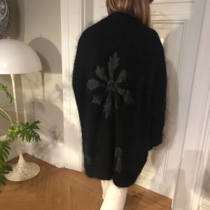 Svart Lång Kofta  - Snygg och skön svart och lång kofta. Bra skick, skriv för mer info! 