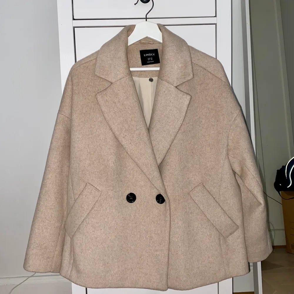 En sååå fin jacka som köptes för 1499 kr, säljs nu för 300 kr. Storleken är XS men jag brukar normalt ha kläder i S-M och jackan är oversized.. Jackor.