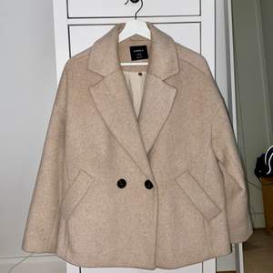 En sååå fin jacka som köptes för 1499 kr, säljs nu för 300 kr. Storleken är XS men jag brukar normalt ha kläder i S-M och jackan är oversized.