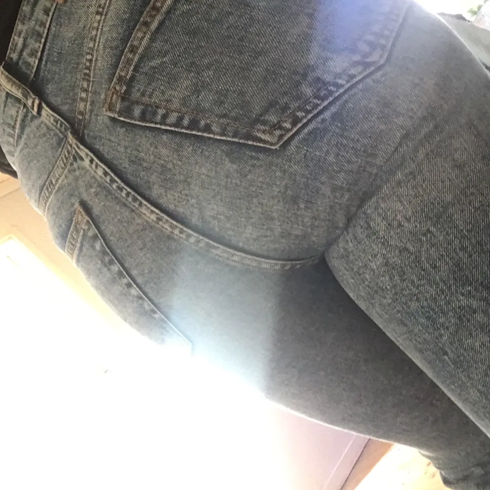 Skitsnygga jeans från weekday i storlek 24, modell KICK. Sparsamt använda. Säljs då dom tyvärr blivit för små.... Jeans & Byxor.