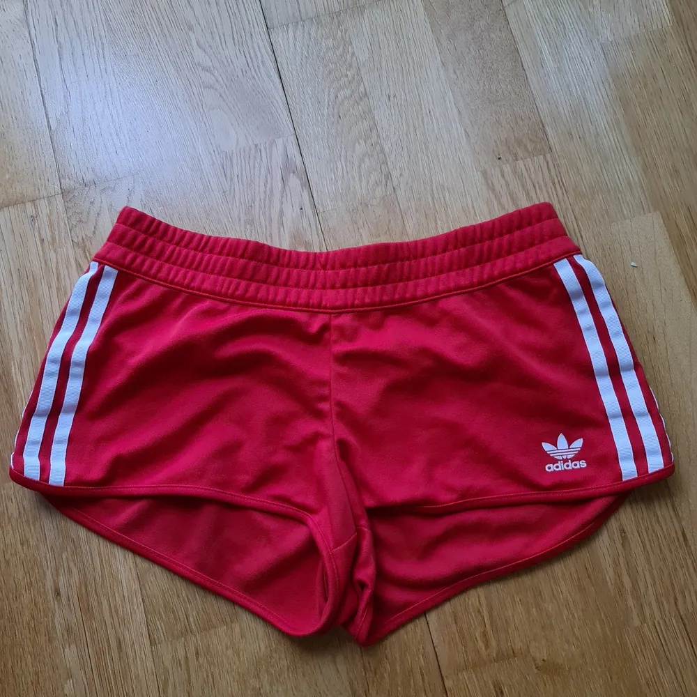 Röda, coola, retro shorts från adidas. Fint, men använt skick. Strl one size, men skulle säga att den passar en Xxs-S bäst . Shorts.