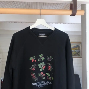 Sqrtn Berry Sweatshirt - Tung sweatshirt i vintagestil, visar några av bären ifrån norr. Går ej och få tag på längre och skicket är 9/10 (knappt använd då den är för liten för mig) Storlek: S