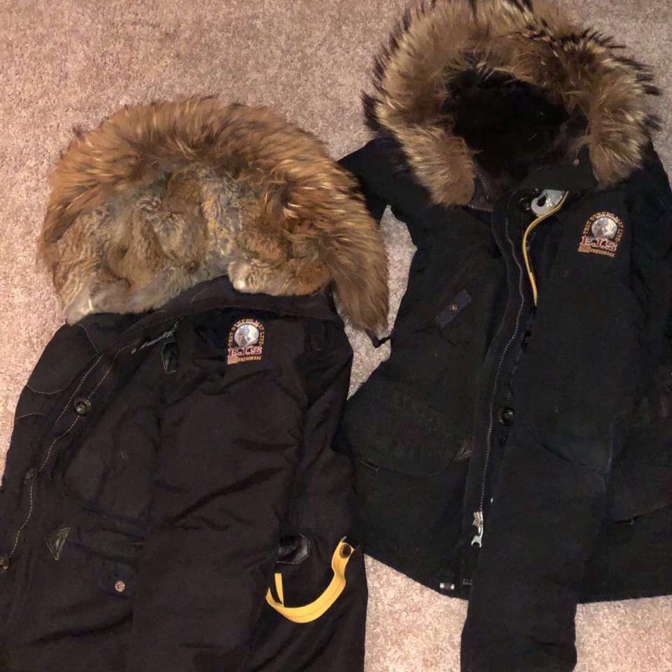 Hej jag har två dam jackor dom är använda bara en termin så jag vill sälja dom och köpa nya jackor den till höger är XS o den till vänster är Small. Jackor.