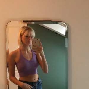 Lila topp - Jättesöt lila topp, kommer tyvärr inte till användning. 50kr💞