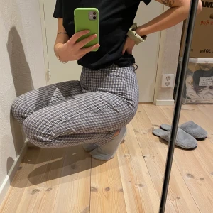 Kostymbyxor - Väldigt skämta kostymbyxor köpta second hand🥰 står ingen storlek, men passar mig som vanligtvis har s/m