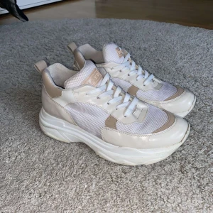 Chunky sneakers - Ascoola sneakers från NAKD! 🤍 Passar perfekt nu till hösten och vintern😇 