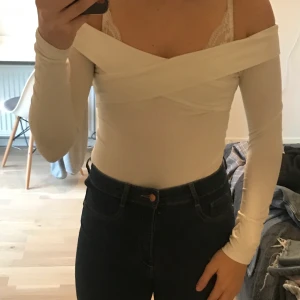 Off shoulder top - Rensar garderoben, bra kvalitet köpt på bikbok eller ginatricot tror jag. Den är i storlek XS men passar mig i S. Köparen står för frakt. Pris kan diskuteras