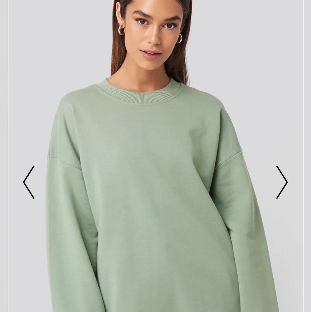 En ljus grön Sweatshirt från nakd jätte cool men använder aldrig. Köparen står för frakten 63kr.. Tröjor & Koftor.