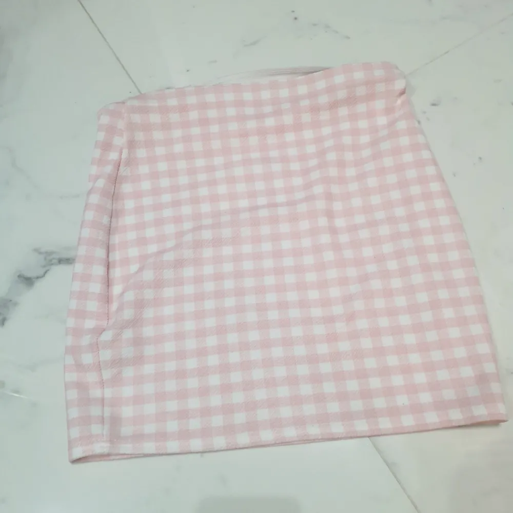 En kort rutig rosa kjol i storlek medium men den är väldigt liten så skulle säga att den passar någon som är small. . Kjolar.