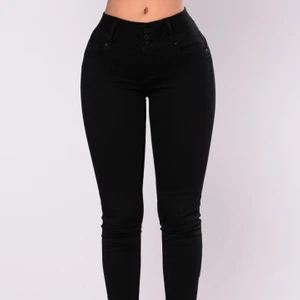 Buttlift jeans fashionnova svart - dom är ca 2 år gamla men inte så använda för jag gick upp i vikt. modellen heter round of applause och den är buttlifting.kan skicka fler bilder på dom om så önskas.
